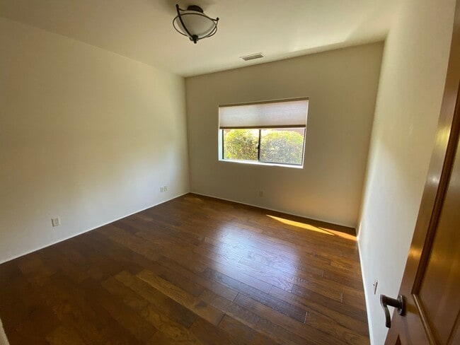 Building Photo - HOUSE - VILLAGE OF OAK CREEK