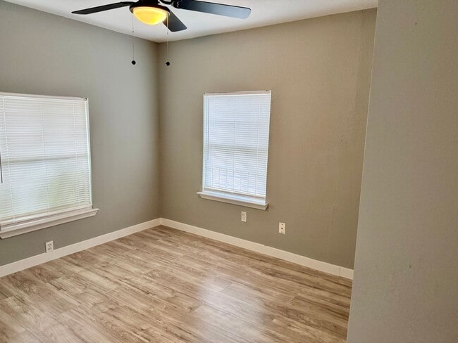 Building Photo - 807 E Southcross