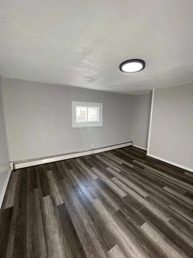 Building Photo - Modern 3 bed, move in ready! Section 8 Acc...