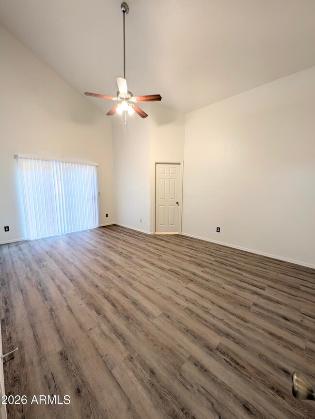 Building Photo - 2325 E Lakecrest Dr