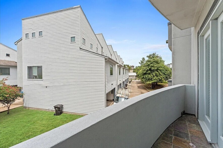 Building Photo - 2026 Tuam St