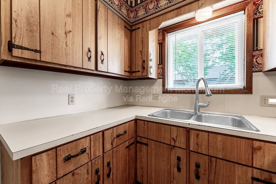 Building Photo - 716 E Locust St