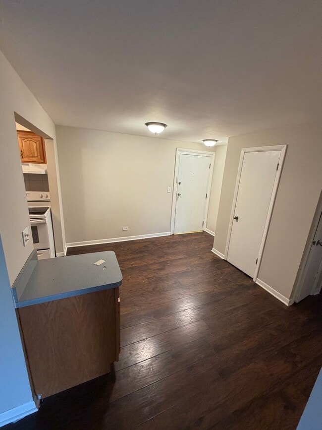 Building Photo - 1 Bed One Bath in DOWNTOWN Forest Park!!!