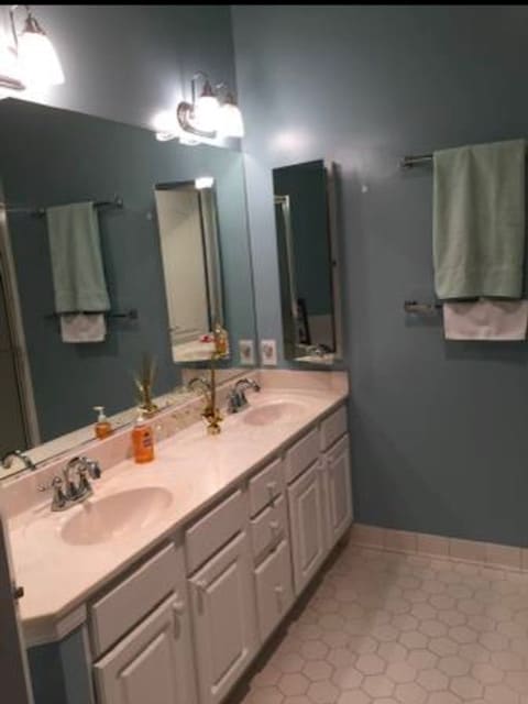upper level double sink full bathroom - 6916 Fairfax Dr