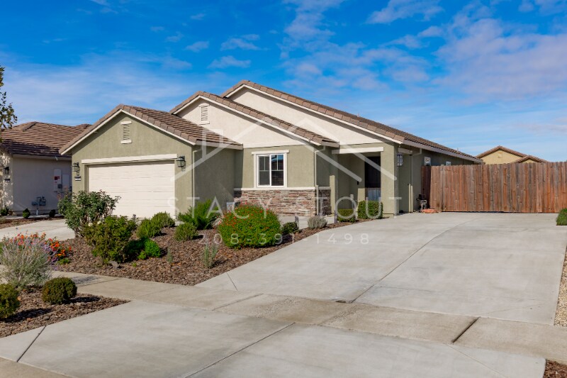 Building Photo - 1385 Deerwood St