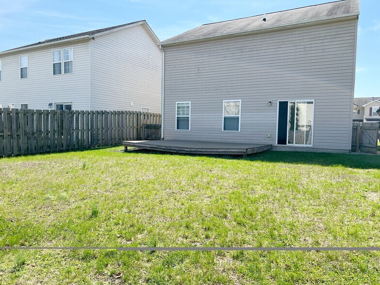 Building Photo - 2282 Middle View Dr