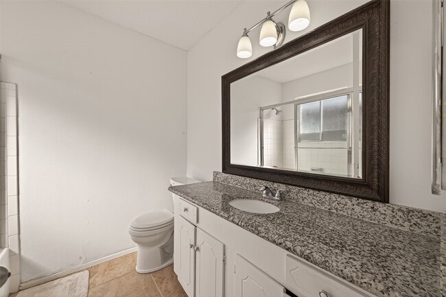 Building Photo - 2201 Fountain View Dr