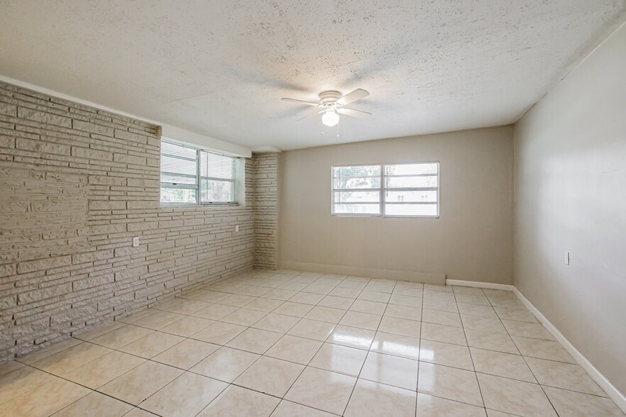Building Photo - 2418 SW 6th Ct