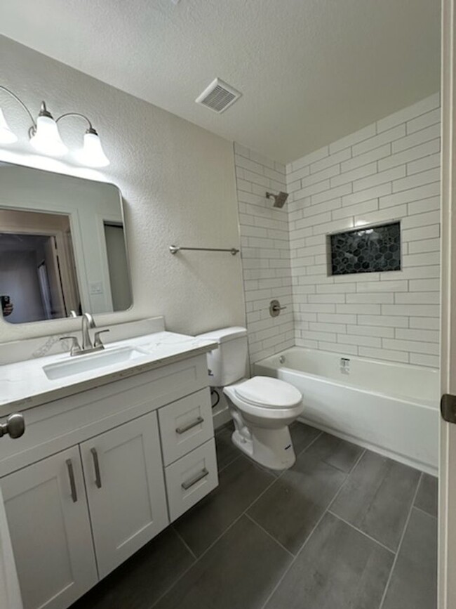 Building Photo - **STUNNING RENOVATED 2 BEDROOM/2 BATHROOM ...