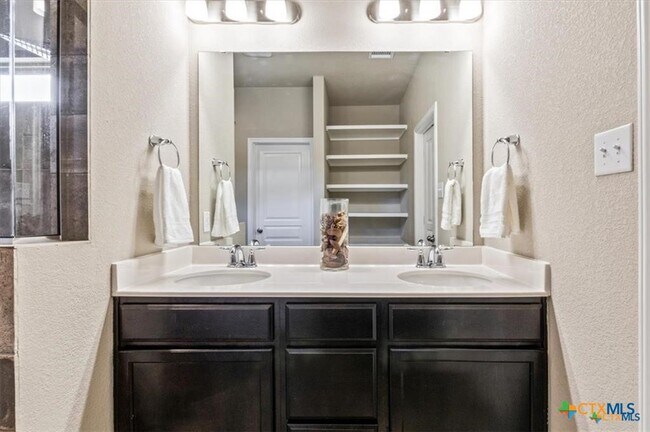 Building Photo - 703 Rivington Dr