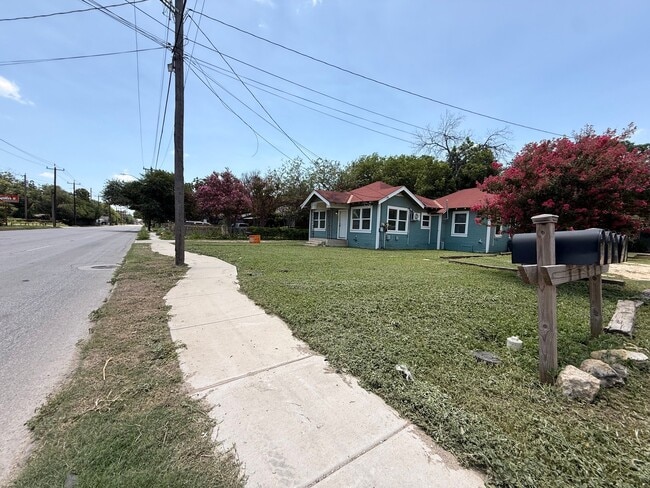 Building Photo - 1425 Quintana Rd