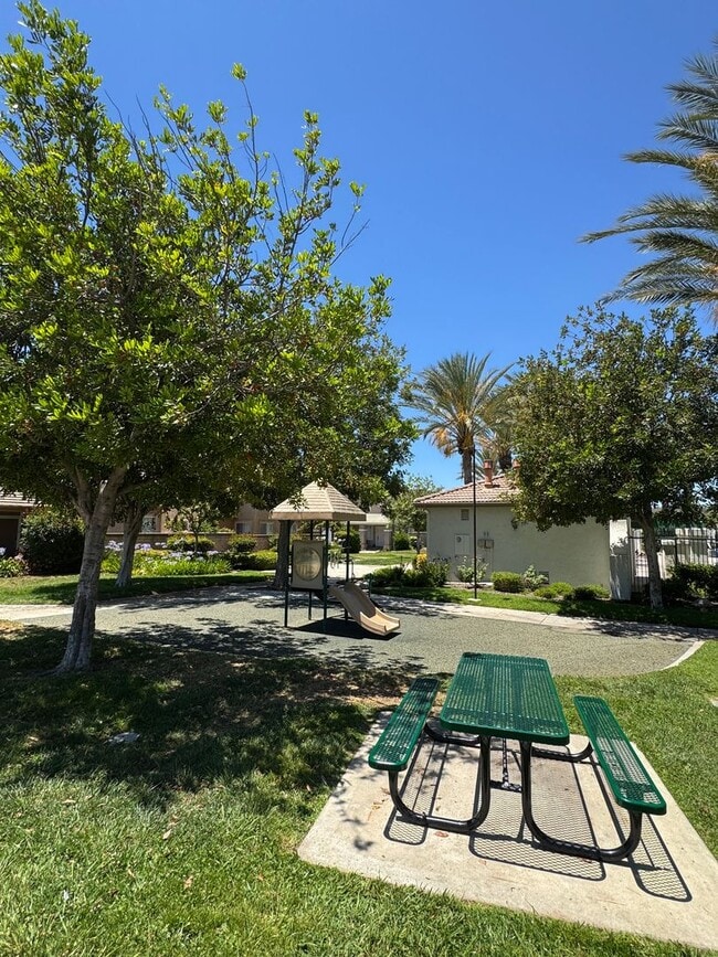 Building Photo - Remodeled 3 bedroom townhome in Simi Valley