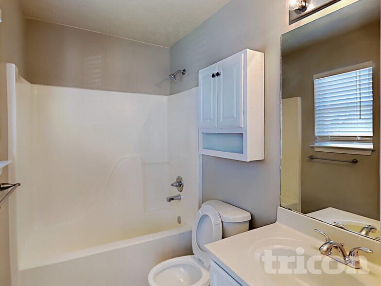 Building Photo - 700 Holland Ridge Dr