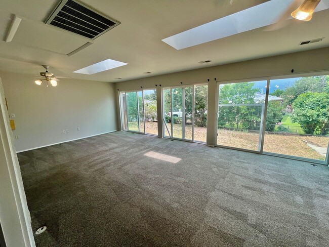 Building Photo - ** Move in Special** 3 bed 2 bath Ranch w/...