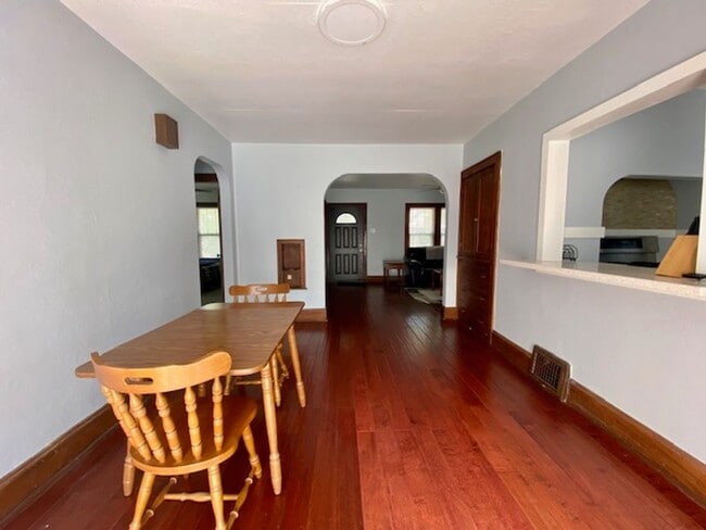 Building Photo - Charming 2 Bedroom 1 Bath Single Family Home!