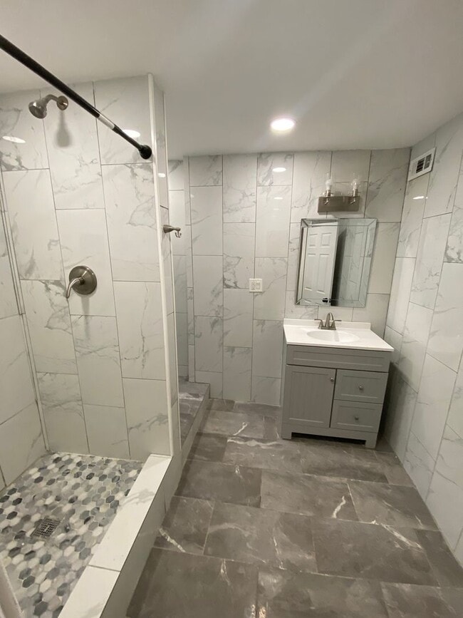 Building Photo - 1725 Monument St