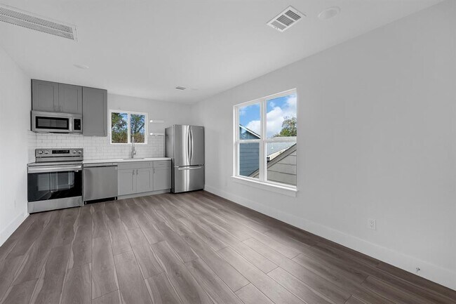 Building Photo - 5621 Eskridge St