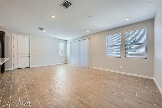 Building Photo - Gorgeous Brand new Town home