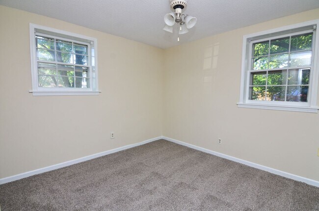 Building Photo - 708 Heidi Ct