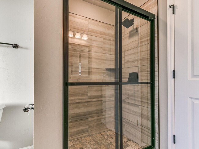 Building Photo - 3bed/2bath Home Available in the Heart of ...