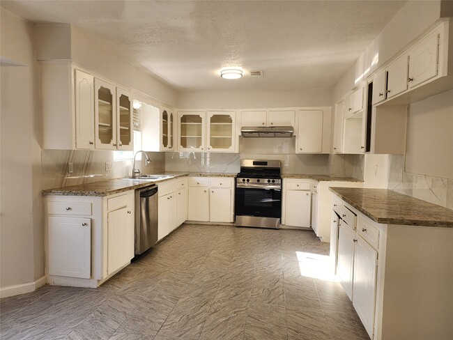 Building Photo - 8531 Hiawatha Dr
