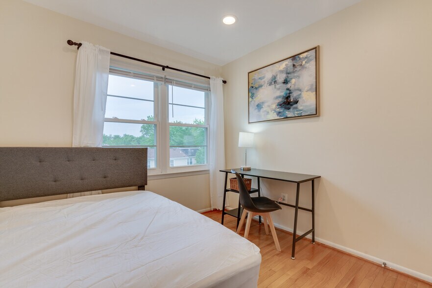 Room 1 - 13809 Newport Ln