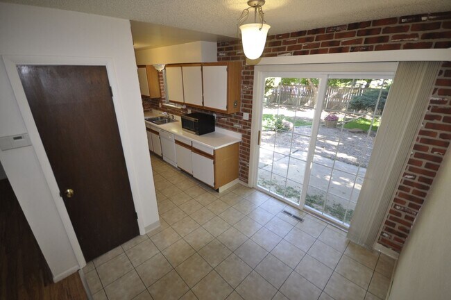 Building Photo - Close to CSU! 3 Bed Home with Fenced Yard & Garage