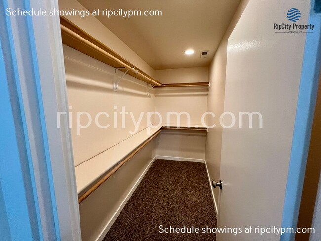 Building Photo - Free Rent! Remodeled 3-Bedroom, 2-Bath Top...