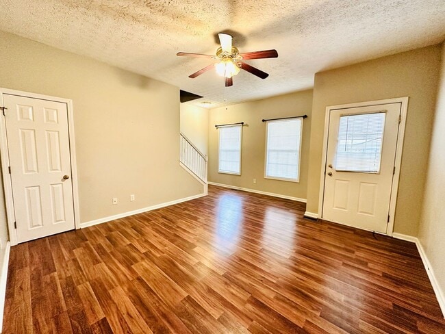 Building Photo - Updated 2 story townhome in Park Duvalle- ...