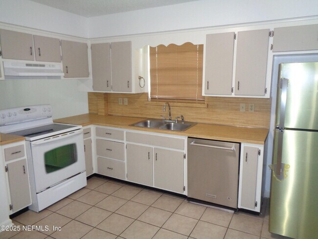 Building Photo - 812 Maplewood Ln