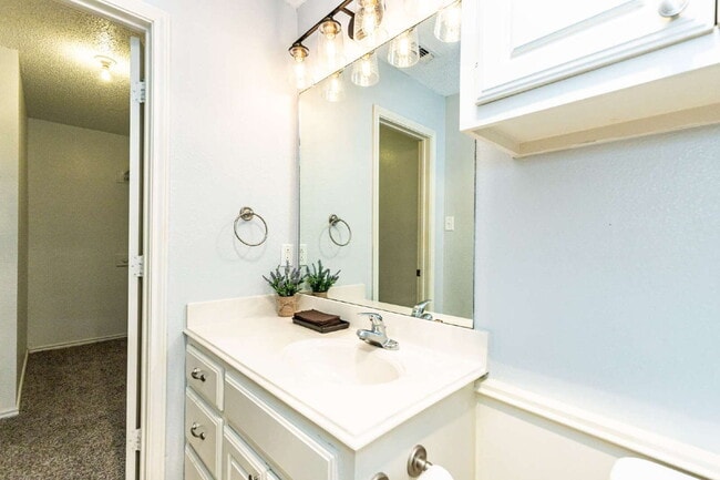 Building Photo - Beautifully remodeled 2/2/2 in very upscal...