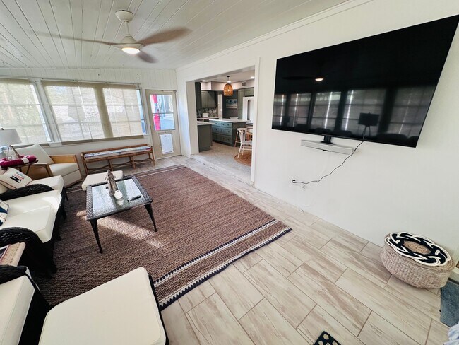Building Photo - 385 S Tessier Dr