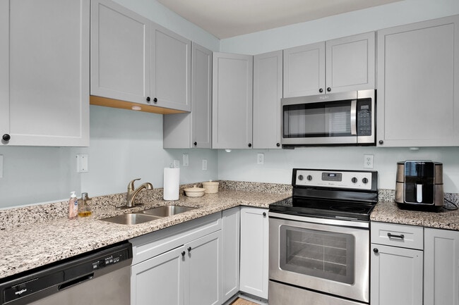 Building Photo - 2602 Riverside Dr