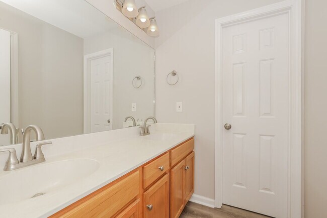 Building Photo - 712 Shandale Dr