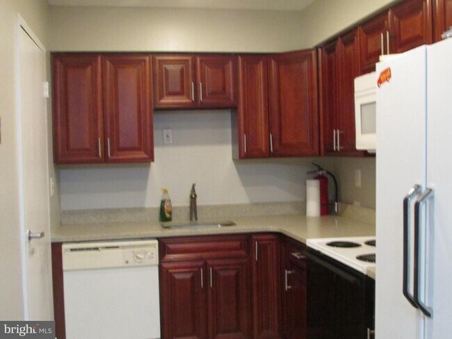 Building Photo - 1027 Harbour Dr