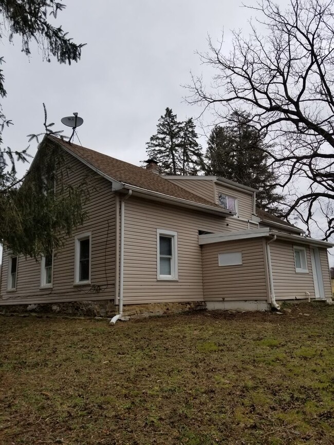 Building Photo - Spacious House in the country