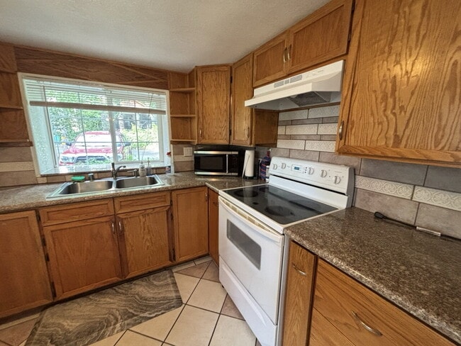 Building Photo - Private 3-bedroom home with fenced yard in Pollock Pines near amenities and Hwy-50!