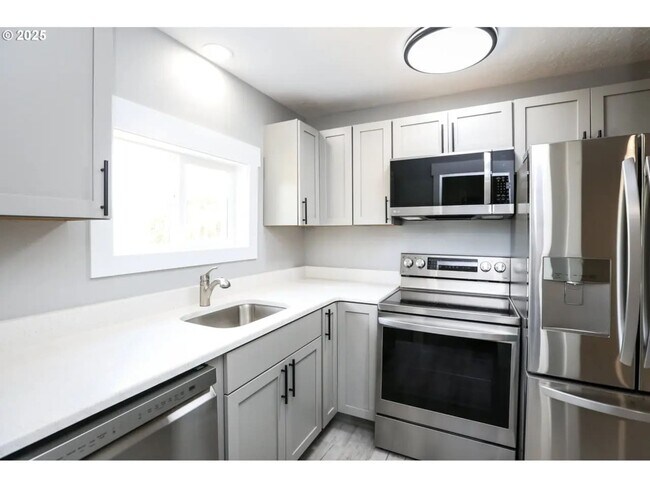 Building Photo - Royal Avenue