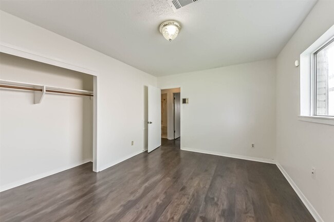 Building Photo - 1124 Helen Dr