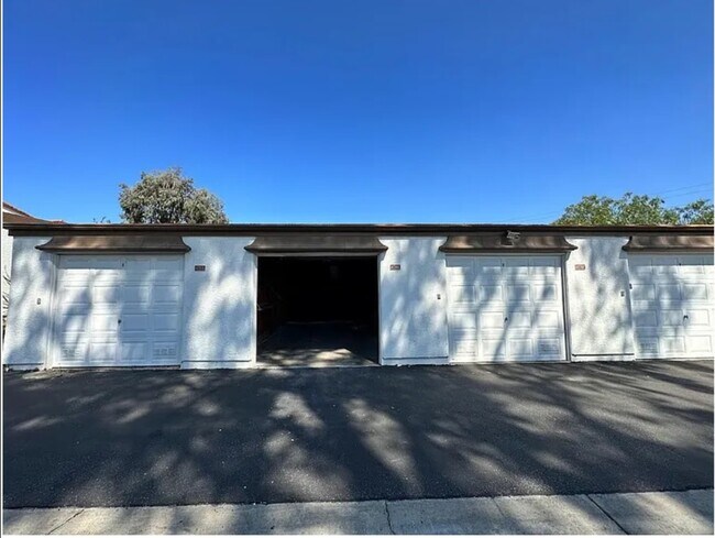 Building Photo - 870 S Rancho Santa Fe Rd