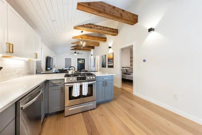 Building Photo - 2319 Santa Rita St