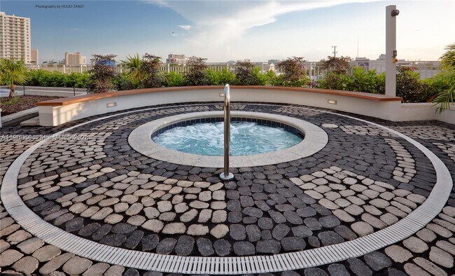 Building Photo - 2020 N Bayshore Dr