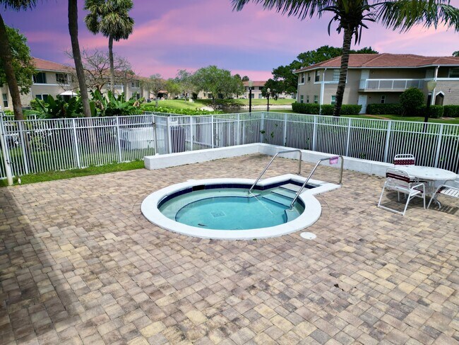 Building Photo - 10008 Twin Lakes Dr