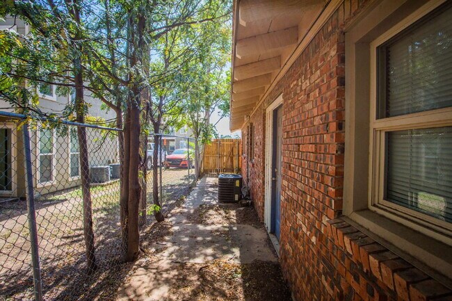 Building Photo - Comfy 2 bed 1 bath home!