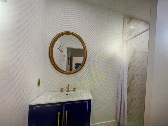 Building Photo - 911 S Main St