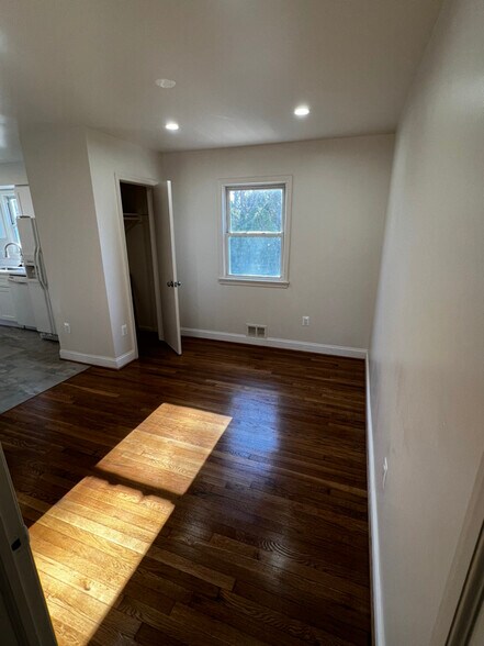 Building Photo - 5407 Quintana St