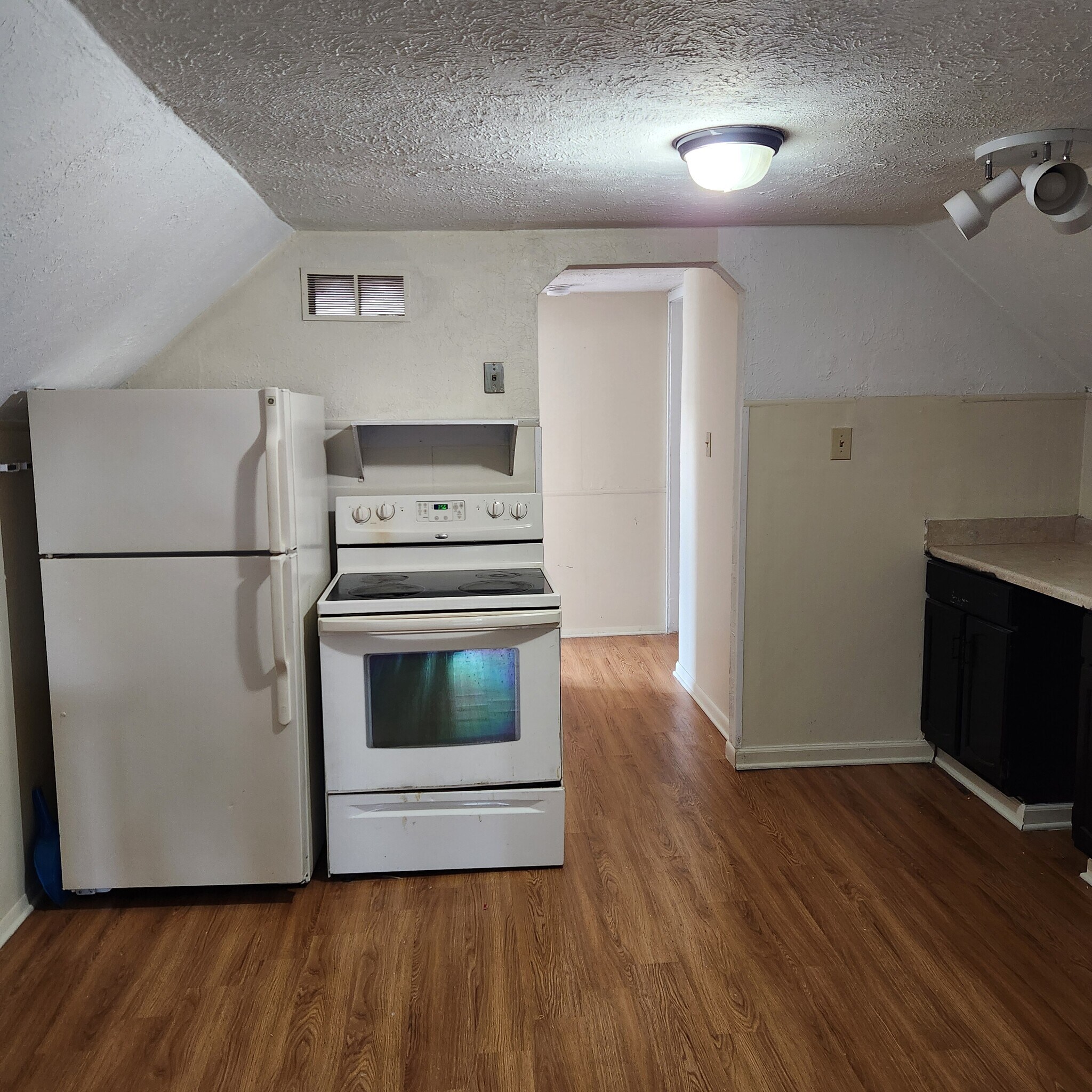 Building Photo - 896 Delia Ave