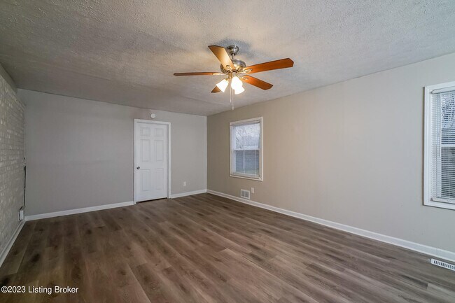 Building Photo - 5405 Tivoli Dr