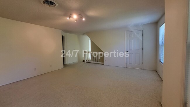 Building Photo - Stunning Home in Tranquil SW Neighborhood