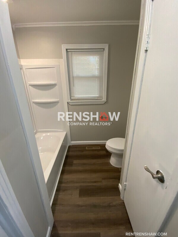 Building Photo - 212 N Poplar St